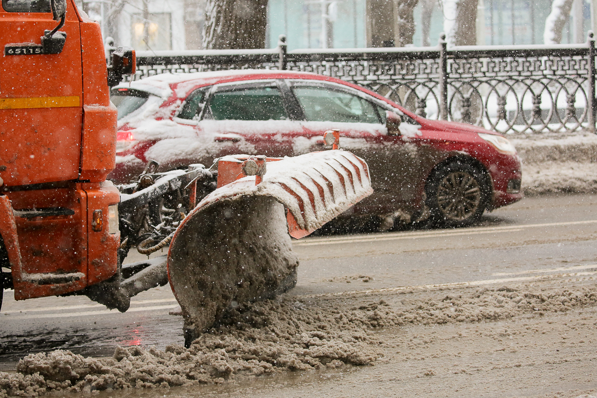 В Волгограде в непогоду трудится спецтехника